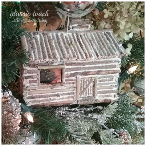 Diy Mini Log Cabin, Miniature Log Cabin, Log Cabin Craft, Mini Log Cabin, Cabin Christmas Tree, Christmas Ornaments Pottery, Fabric Christmas Ornament, Diy Christmas Photo, Rug Hooking Patterns Primitive