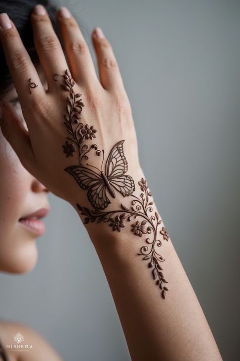 This captivating butterfly mehndi design graces the hand with intricate floral vines, creating an ethereal and feminine touch. The fine detailing of the butterfly symbolises beauty and transformation, while the surrounding floral patterns add a sense of grace and elegance. Perfect for casual or festive occasions, this design is a wonderful choice for those who love delicate and nature-inspired motifs. Henna Design Right Hand, Matching Mehendi Design, Simple Butterfly Mehndi Designs, Bail Henna Design, Cute Henna Hand Designs, Mehendi Butterfly Design, Mehandi Designs Butterfly, Beautiful Henna Designs Unique, Mehendi Butterfly