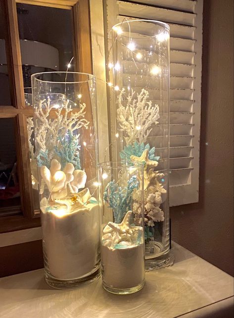 Seashell Centerpiece Ideas, Beach Vase Filler Ideas, Water Decor, Sea Theme Bathroom Diy Decorating Ideas, Sea Shell Vase Ideas, Seashell Bathroom Decor Diy, Sea Bathroom Ideas, Beach Theme Office, Seashell Fairy Lights