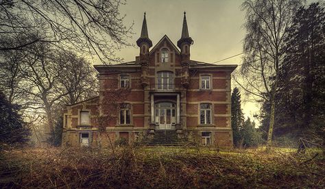 Haunted Photos, Old Abandoned Buildings, Abandoned Architecture, Creepy Houses, Old Abandoned Houses, Creepy Places, Spooky Places, Old Manor, Sky Mountain