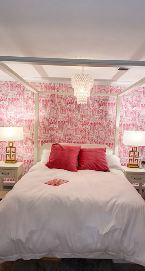 Pink preppy bedroom Hot Pink Bedroom Aesthetic Preppy, Hot Pink And White Room, Barbie Inspired Bedroom, Preppy Wallpaper For Room, Pink Wall Bedroom Ideas, Barbie Bedroom Aesthetic, Hot Pink Room Ideas, Hot Pink Bedroom Aesthetic, Pink Preppy Bedroom