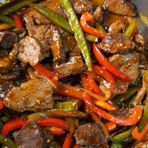 Easy Weeknight Venison Pepper Steak - JennsWildGameKitchen.com Lunch Ideas With Beef, Beef Strips Recipes Dinner Tonight, Venison Steak Recipes, Quick Beef Recipes, Spaghetti With Ground Beef, Ground Beef And Cabbage, Pepper Steak Recipe, Venison Steak, Beef Steak Recipes