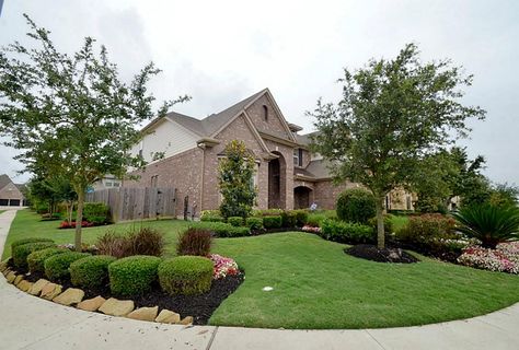 Corner Lot Landscaping, Decorating Backyard, Porch Gardening, Plants Porch, Porches Ideas, Corner Landscaping, Landscape Ideas Front Yard Curb Appeal, Porch Inspiration, Front Yard Patio