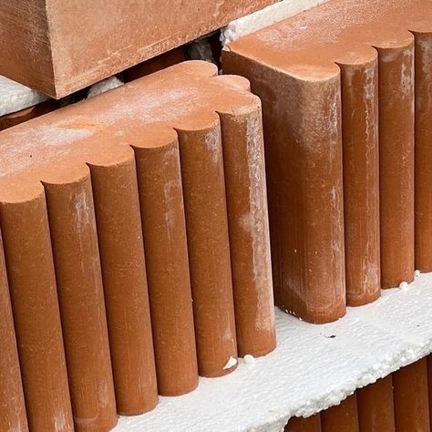 concrete collaborative on Instagram: "from day to night ☀️🌙 // ⠀⠀⠀⠀⠀⠀⠀⠀⠀ 〰️ we collaborated with @sarahshermansamuel on this  fluted brick — how stunning is this installation around sarah’s show house entrance? 🤩 ⠀⠀⠀⠀⠀⠀⠀⠀⠀ 〰️ use SSS bricks as a building facade, interior wall feature, fireplace surround, and more 🧱 ⠀⠀⠀⠀⠀⠀⠀⠀⠀ 📸 @josephgbradshaw" Fluted Brick, Feature Fireplace, Concrete Collaborative, Wall Feature, Show House, Fireplace Surround, Building Facade, Fireplace Surrounds, House Entrance