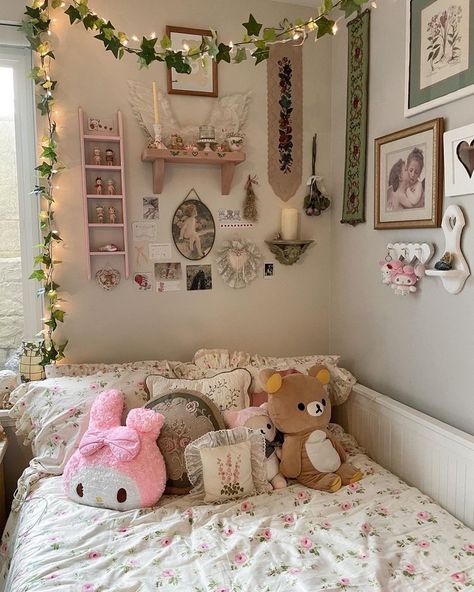 Pretty Room Colors, Flower Theme Room, Flower Bedroom Ideas, Pink Dorm, Dorm Inspo, Floral Room, Cute Bedroom Ideas, Dekorasi Kamar Tidur, Pastel Room