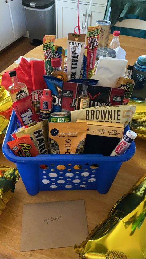 Mens Gifts Basket, Snack Gift Basket Ideas Birthday, Brother Birthday Basket, Mens Birthday Gift Baskets, Gift Basket Ideas For Men Boyfriends Birthdays, Guy Gift Basket Ideas, Husband Birthday Basket, Snack Basket For Boyfriend, Gift Basket Ideas For Brother