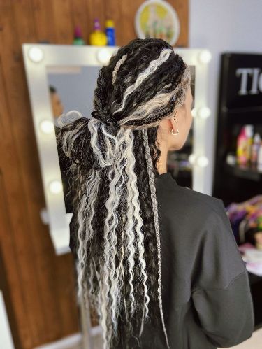 Hair Color Revival: Trends from the Past Reimagined for Today Dread Braids For Women, Curly Dreadlock Hairstyles, Butterfly Hair Cut, Synthetic Dreads Hairstyles, Curly Dreadlocks, Curly Dreads, Dread Braids, Butterfly Haircut, City Skylines