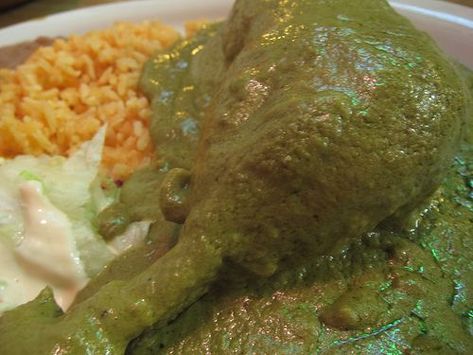 Molito verde con pollo! Mole Verde, Mole Recipe, Mexican Menu, Healthy Sauces, Verde Recipe, Corn Tortillas, Refried Beans, Mexican Dishes, Save Food