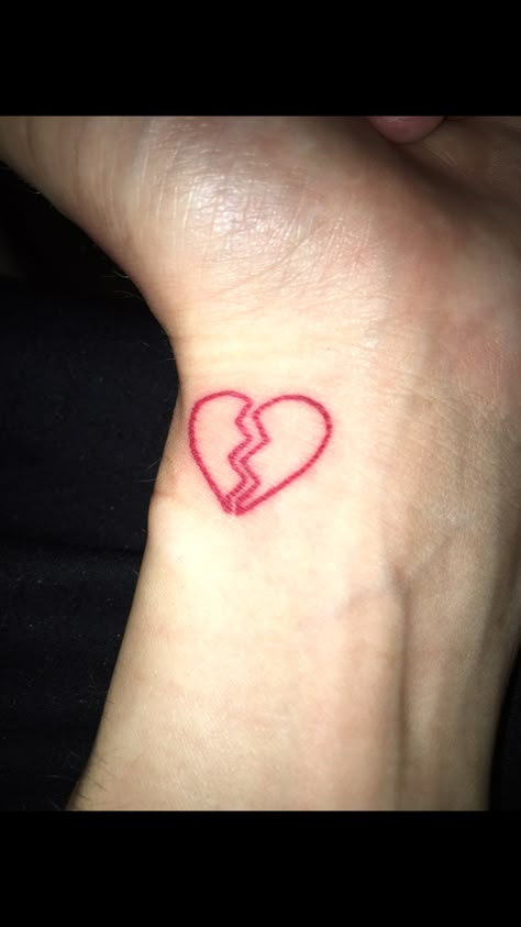 Xxxtentacion Tattoos, Heart Tattoo On Wrist, Tattoo Sonne, Simple Heart Tattoos, Tattoo On Wrist, Heart Tattoo Wrist, Red Heart Tattoos, Small Heart Tattoos, Tattoos For Black Skin