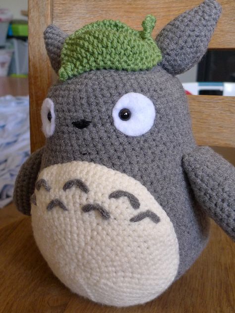 Crochet Totoro, Confection Au Crochet, Mode Crochet, Kawaii Crochet, Crochet Fashion Patterns, Fun Crochet Projects, Crochet Diy, Crochet Design, Diy Crochet Projects