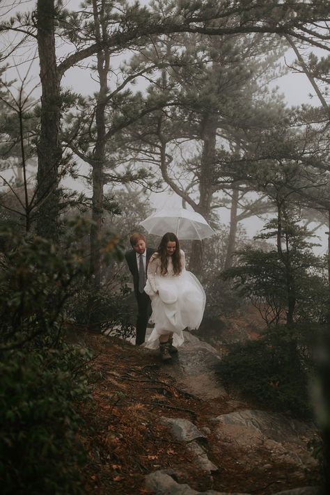 If the weather report isn't looking so clear for your big day, have no fear. This rainy day elopement in the North Carolina Blue Ridge Mountains ended up being an absolute dream! For more elopement packages and information, visit erikaelphotography.com. Rainy Day Wedding Ceremony, Rainy Mountain Elopement, Rainy Day Elopement, Moody Elopement Photography, Rain Elopement, Rainy Elopement, Elopement Poses, Rainy Wedding Photos, Moody Elopement