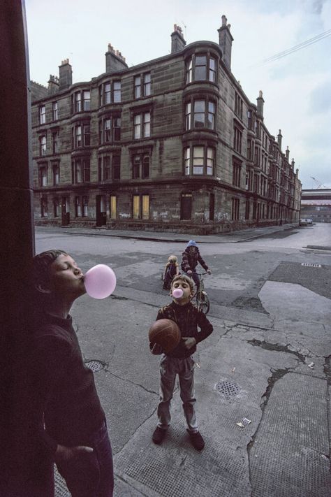 Martin Schoeller, Photos Black And White, Photographer Portfolio, Glasgow Scotland, Magnum Photos, Jolie Photo, Documentary Photography, Street Photo, Two People