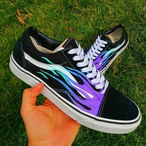 Vans Custom Ideas, Custom Sneakers Vans, Cool Vans Shoes, Vans Aesthetic, Vans Custom, Shark Shoes, Custom Sneakers Diy, Cute Vans, Sneakers Vans