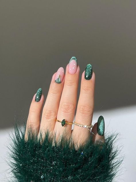 Christmas Nails Velvet, Xmas Nails Christmas Green, Christmas Nails Designs Green, Velvet Nails Green, Green Holiday Nails Short, Velvet Christmas Nails, Christmas Velvet Nails, Green And Pink Christmas Nails, Velvet Green Nails