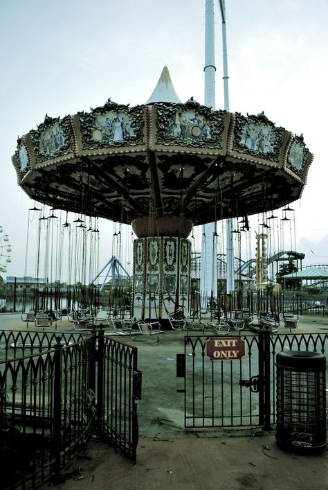 Six Flags New Orleans--abandoned amusement park--so cool to explore! Six Flags New Orleans, Abandoned Theme Parks, Abandoned Amusement Park, Urban Exploring, Abandoned Amusement Parks, Parc D'attraction, Abandoned Mansions, Six Flags, Merry Go Round