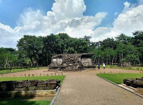 Candi Tegowangi merupakan bangunan suci sebagai tempat  pendharmaan atau tempat pemuliaan. Hal ini tertuang dalam Kitab Pararaton. Disebutkan Bhre Matahun Kapisan yang merupakan suami Bhre Lasem Kapisan dan diberi nama Kusumapura didharmakan di tempat ini. Bhre Matahun merupakan sepupu dari Hayamwuruk dan menjadi keluarga kerajaan. Dalam Kitab Negarakertagama dituliskan, Bhre Matahun Kapisan wafat pada tahun 1388. Dua belas tahun kemudian, pada tahun 1400 didirikan pendharmaannya. East Java, Java, Golf Courses