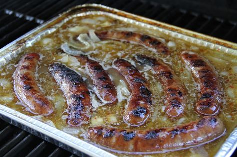 Grilled "Hot Tub" Beer Brats -this is how we used to eat them when i lived in WI Boiling Brats, Beer Bath, Brats Recipes, Bratwurst Recipes, Bratwurst Sausage, Beer Brats, Deep South Dish, Web Stories, Cooking Chef