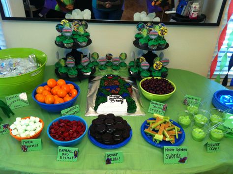 Ninja turtle party ... Kids table-  I like the idea of doing healthy snacks. Oranges, grapes, blueberries, strawberries for each turtle.. Ninja Turtle Food Labels, Ninja Turtle Party Food Ideas, Ninja Turtle Birthday Party Food, Ninja Turtle Party Snacks, Tmnt Food Ideas, Ninja Turtle Party Food, Tmnt Party Food, Ninja Turtle Food, Turtle Birthday Decorations