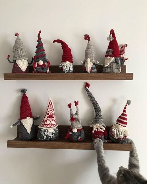 Knitted Gnomes, Crochet Cat Bed, Knitting Toys, Knitting Tips, Wool Projects, Vintage Inspiration, Knitted Dolls, Christmas Stuff, Crochet Cat