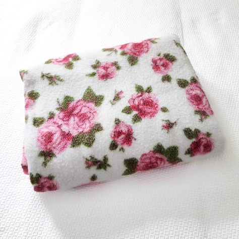 Rose Blanket, Vintage Blankets, Dessert Gifts, Uni Room, Floral Blanket, Vintage Blanket, Chic Pillows, Acrylic Fiber, Fluffy Blankets