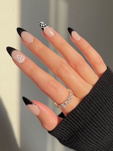 Black French manicure with spiderwebs Black Halloween Nails, Holloween Nails, Halloween Acrylic Nails, Cute Halloween Nails, Nagel Tips, October Nails, Makijaż Smokey Eye, Short Acrylic Nails Designs, Halloween Nail