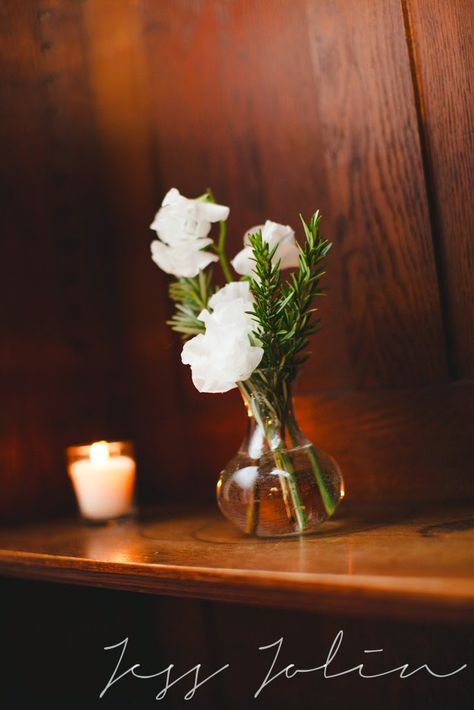 les fleurs : winter wedding : bud vase : white & green : sweet pea & rosemary Small Winter Centerpieces, Small Winter Flower Arrangements, Winter Bud Vase Arrangements, Winter Wedding Bud Vases, Winter Bud Vases, Photography With Flowers, Ice Wedding, Bud Vases Wedding, Wolf Christmas