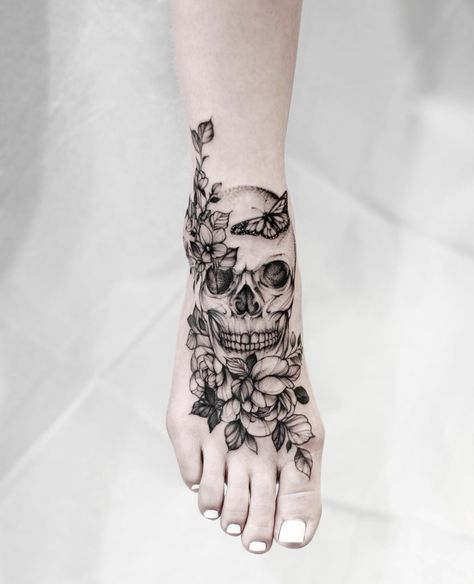 Skull And Magnolia Tattoo, Forearm Tattoo Feminine, Skull Ankle Tattoo, Hand Finger Tattoos For Women, Half Skull Half Flower Tattoo, Foot Cover Up Tattoos For Women, Skull Tattoo Thigh, Skull Foot Tattoo, Thigh Piece Tattoo For Women