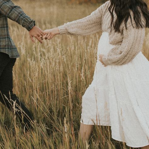 Fall Farm Maternity Pictures, Late Summer Maternity Photos, Fall/winter Maternity Photos, Colorado Maternity Photos, Pregnancy Autumn Photoshoot, Non Traditional Maternity Photos, Autumn Maternity Photoshoot, Fall Maternity Photoshoot Outfits, Modest Maternity Photos