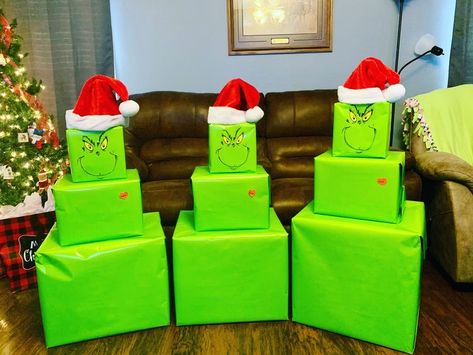 Grinch Presents Diy, Grinch Stacked Presents, Grinch Box Christmas Gifts, Grinch Gift Box Ideas, Grinch Christmas Gift Boxes, Christmas Gift Stacking Ideas, Stackable Gift Wrapping Ideas, Grinch Wrapped Presents, Grinch Christmas Presents