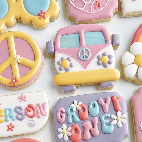 ANH PHAN - DENVER, CO COOKIES on Instagram: "Emerson is a Groovy One! ✌️☮️🌈🌸 I’m so thankful to have collaborated with my baking friends @cakepops_by_judy and @cutelymade for this sweet gals first birthday! . . . #coloradocustomcookies#coloradocookies #denvercustomcookies #denverbakerbabes #denverbaker#denvercookies#edibleart#designercookie #groovycookies#groovyonecookie#retrocookies#floralcookies#daisycookies#peacecookies#smilefacecookies#rainbowcookies" Groovy Decorated Cookies, Groovy One Cookies, Groovy Cookies, Baking Friends, Fondant Creations, Groovy One, Birthday Sweets, Groovy Flowers, Pretty Cookies