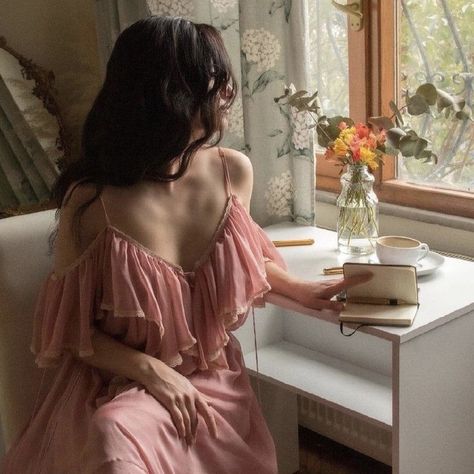 Gentlewoman Outfit, Soft Feminine Energy Aesthetic, Feminine Women Aesthetic, Soft Feminine Aesthetics, Romantic Minimalist Style, Romantic Academia Aesthetic Outfit, No Face Poses, Aesthetic Feminine, Morning Dress