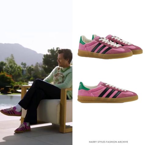 Harry Styles Shoes, Pink Sneakers Outfit, Harry Styles Fashion, Adidas Gazelle Pink, Adidas Gazelle Outfit, Pink Gazelles, Harry Styles Gucci, Gucci X Adidas, Gucci Outfit