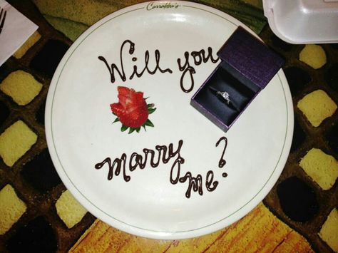 This could be cute! However, my guy should know to put more strawberries (chocolate covered) and or a piece of cake or something! Proposal Ideas Restaurant, Jacuzzi Party, Chocolate Writing, Romantic Ways To Propose, Best Ways To Propose, Cute Proposal Ideas, Wedding Proposal Ideas, Marriage Proposal Ideas, Dream Proposal