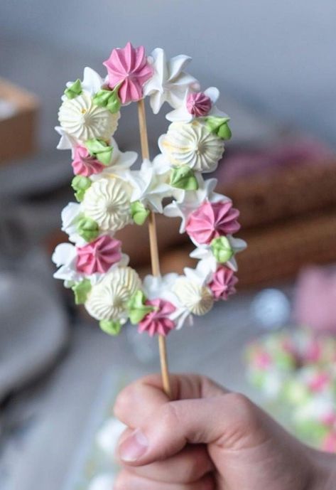 Flower Meringue Pops, Cake With Meringue Decoration, Meringue Lollipops Recipe, Meringue Cake Decoration, Meringue Sticks, Meringue Decoration, Flower Meringue, Merengue Pops, Meringue Flowers