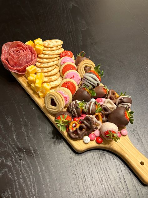 Charcuterie Board With Chocolate Covered Strawberries, Chocolate Covered Strawberries Charcuterie, Strawberries Charcuterie Board, Strawberry Charcuterie Board, Valentines Charcuterie Board, Strawberry Board, Valentine 2024, Boyfriend Birthday Ideas, Strawberry Snacks