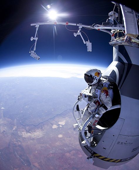 Real base jump from 21.818m by Felix Baumgartner Felix Baumgartner, Base Jumping, Free Falling, Skydiving, To Infinity And Beyond, Space Station, Pics Art, Space Exploration, World Records