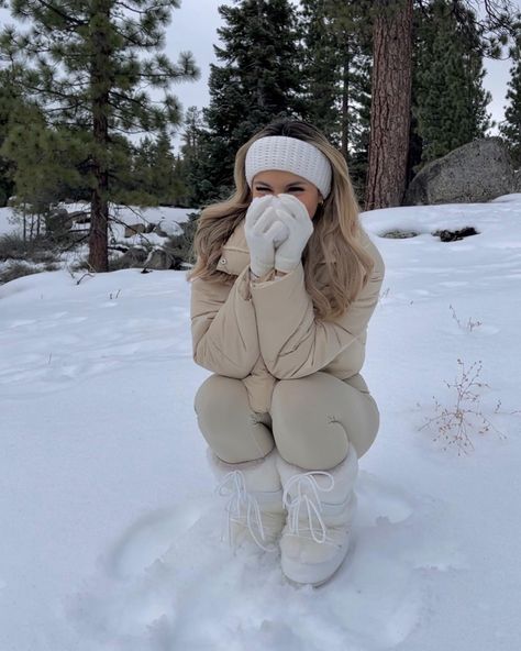 moon boots, set active, snow day, white fur snow boots, neutral outfit, neutral snow outfit Mode Au Ski, Vinter Mode Outfits, Snow Fits, Winter Outfits Korean, Looks Adidas, 00s Mode, Winter Princess, Mode Grunge, Winter Outfits Aesthetic