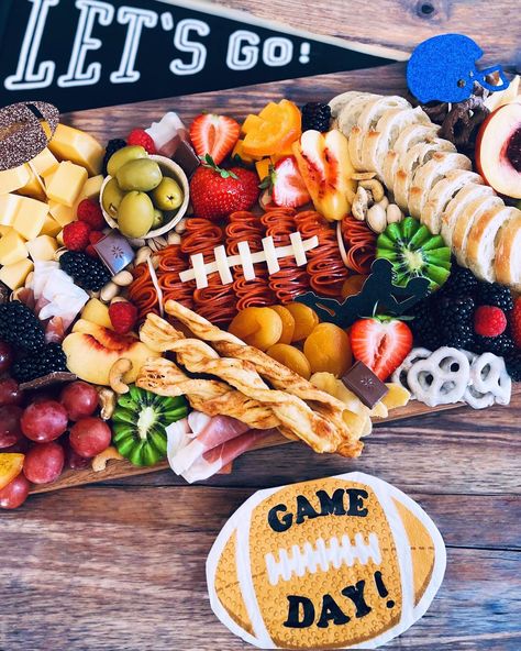 Saturdays are for college football and Sundays are for the NFL. But whatever you watch and however your team plays, it’s so much better with a yummy snack. Hosting a party or stress eating solo (hi there. Me too!), accompany the traditional chips and dip with a pretty and festive charcuterie board. Football Charcuterie Board, Football Charcuterie, Chips And Dip, Charcuterie Inspiration, Football Sunday, Host A Party, Hi There, Charcuterie Board, Yummy Snacks