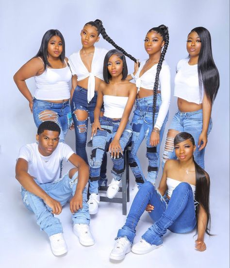 Group Denim Photoshoot Ideas, Outside Group Photoshoot Ideas, Sweet 16 Group Photoshoot, Birthday Group Photoshoot Ideas, Group Photoshoot Ideas Black People, Birthday Photoshoot With Friends, Friend Photoshoot Group Photo Ideas, Photoshoot Ideas Group, Denim Photoshoot Ideas