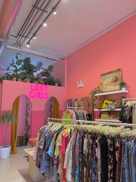 Thrift Store Interior Design Ideas, Maximalist Boutique, Store Astethic, Boutique Store Aesthetic, Thrift Shop Interior, Thrift Store Interior Design, Thrift Shop Interior Design, Second Hand Boutique, Cool Store Design