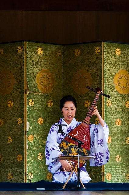 Biwa (Japanese four‐stringed lute) player at Yasaka Shrine, Kyoto, Japan Yasaka Shrine, Biwa Japanese Instrument, Japanese Things, Japan Music, Turning Japanese, Japanese Music, Japanese People, Traditional Music, Japan Culture