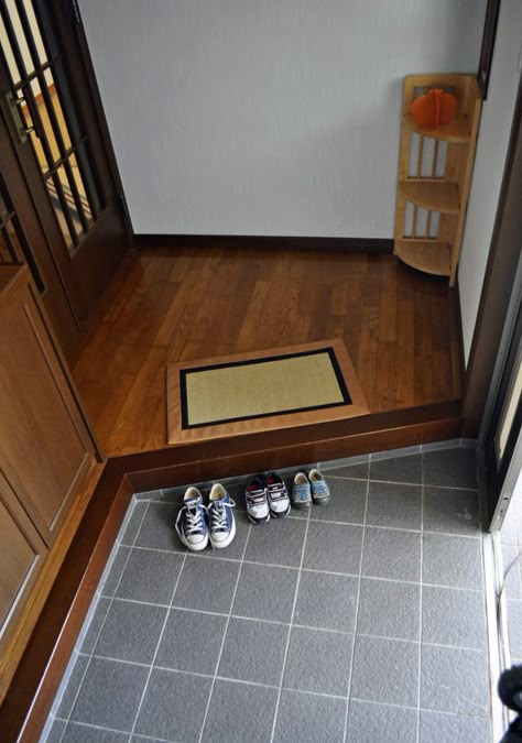 genkan. For leaving your shoes. At the bottom of the studio stairs. Genkan Ideas, Genkan Entrance, Japanese Entryway, Japanese Apartment, Japanese Home Design, Japanese Style House, Traditional Japanese House, Japan House, Japan Home