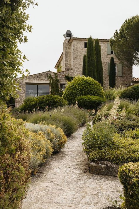 A neo-provencal estate takes on a resolutely modern slant with three restaurants, two dreamy pools and an abundance of organic local wine in the South of France Graden Design, South Of France House, Modern French Chateau, Provence Garden, Hotels In France, Farm Lifestyle, Quaint Village, Village House Design, Provence France