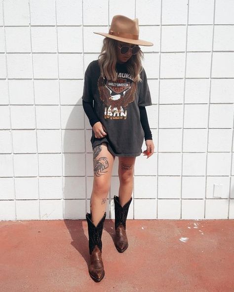 Long Tshirt Outfit, Black Western Outfit, Western Womens Fashion, Cowboy Boot Outfits, Western Boots Outfit, Oversize Tshirt Outfits, Monday Outfit, Outfit Botas, Cowgirl Boots Outfit