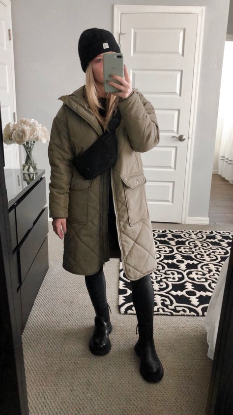 Beige Long Sleeve Parka For Winter, Oversized Beige Parka With Long Sleeves, Oversized Beige Puffer Jacket For Winter, Khaki Coat Outfit, Oversized Beige Puffer Jacket With Long Sleeves, Beige Puffer Jacket Outfit, Long Puffer Coat Outfit, White Pumps Outfit, Beige Puffer Jacket With Double-lined Hood For Fall