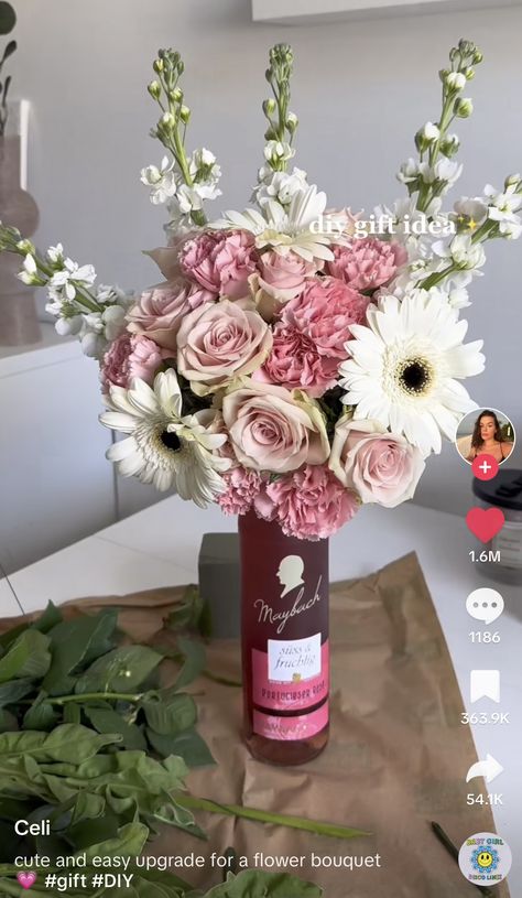 Flower Bouquet Diy Gift, Calm Flowers, Diy Gifts Handmade, Wine Gift Box Ideas, Bouquet Diy Gift, Wine Bottle Flowers, Alcohol Gift Baskets, Wine Bottle Centerpieces, Birthday Flowers Bouquet