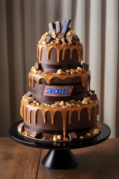 Snickers Cake Decoration, Easy And Quick Desserts, Western Desserts, Snickers Cake, Birthday Cake Decorating Ideas, Chocolate And Caramel, Rich Chocolate Cake, Cake Decorating Ideas, Dessert Cake Recipes