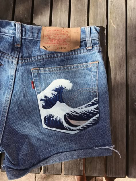 Painted jeans, wave aesthetic, pantalones pintados Painting Clothes, Painted Shorts, Diy Denim Jacket, Painted Clothes Diy, Diy Jeans, Painted Denim Jacket, Denim Art, Painted Jacket, The Great Wave