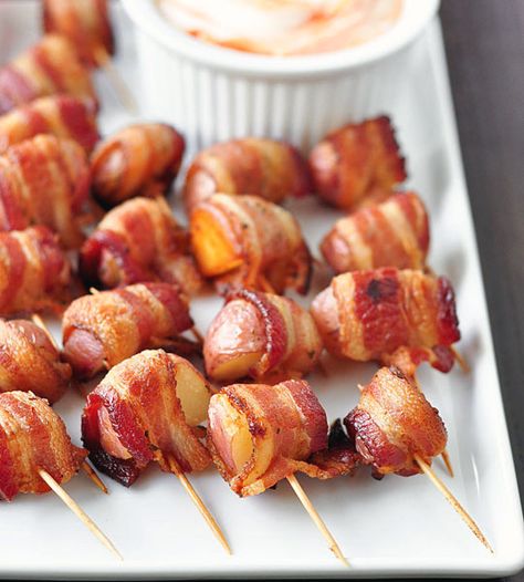 Met bacon omwikkelde aardappel met zure room dipping saus Spicy Sour Cream, Sour Cream Dipping Sauce, Bacon Wrapped Potatoes, Night Recipes, Potato Bites, Finger Foods Easy, Good Eat, Think Food, Finger Food Appetizers