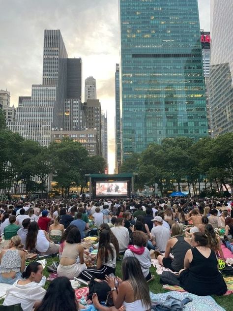 Bryant Park Movie Night, Nyc Aesthetic Central Park, Nyc School Aesthetic, Park Movie Night, Nyc Romantic, Nyc Activities, Photography Camp, Nyc Dream, Bryant Park Nyc